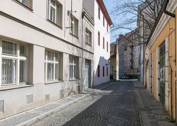Cozy Apartment In Quiet Courtyard Near Charles Bridge